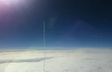 Lot rakiety Atlas V widziany z okna samolotu pasażerskiego - niesamowite