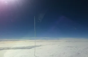 Lot rakiety Atlas V widziany z okna samolotu pasażerskiego - niesamowite