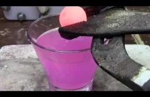 Rozgrzana kula niklu wrzucona do plynu chlodniczego oraz wody - temperatury