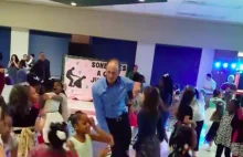 Ojciec tańczy na dyskotece w szkole FILM