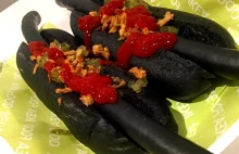 Nowy, czarny hot-dog z Japonii