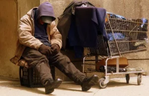 Pracowali po 16h na budowach nie dostali pensji. Przybywa bezdomnych w stolicy.