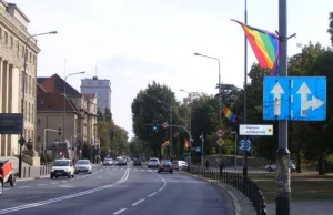 Ktoś zerwał tęczowe flagi z ulic Poznania, którymi przejdzie Marsz Równości