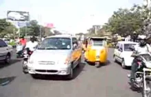 Tak się przechodzi przez ulicę w Indiach