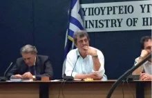 Zastępca ministra zdrowia w Grecji z fają na konferencji