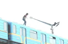 Ukrainiec z nudów skacze z pędzącego pociągu