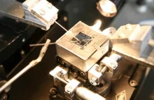 Mikroskopijny manipulator do składania drobnych urządzeń