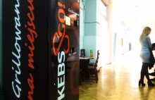 Koleś recenzuje pierwszy kebab z automatu w Polsce stworzony przez studentów PW
