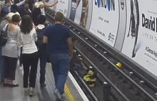 Zaryzykował życiem by uratować mężczyznę, który spadł na tory metra w Londynie.