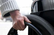 Niepełnosprawny po amputacji nóg po kartkę parkingową musi stawić się osobiście