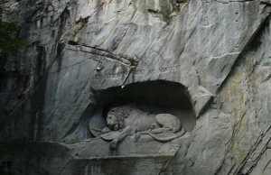 Niezwykły pomnik lwa wykuty w skale