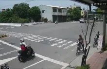 Kierowca skutera efektownie przekracza skrzyżowanie