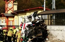Tragedia na przejeździe kolejowym w Puszczykowie. Pociąg uderzył w karetkę...