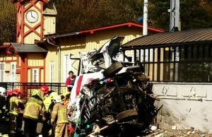 Tragedia na przejeździe kolejowym w Puszczykowie. Pociąg uderzył w karetkę...