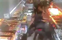 Brutalna bójka w kuchni fast foodu, zakończona strzelaniną