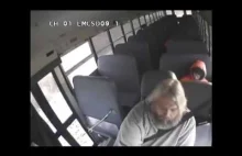 kierowca autobusu szkolnego traci kontrole nad pojazdem