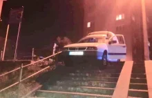 Pijany kierowca omal nie rozjechał rodziny na schodach