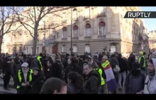 Żółte Kamizelki kontynuują protesty przeciwko reformie emerytalnej w Paryżu