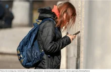 Młodzi Polacy nie rozstają się z telefonami. Mają je w rękach nawet kilka...