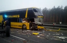 Poranne utrudnienia na A1. Autobus uderzył w przyczepę TRAKTORA