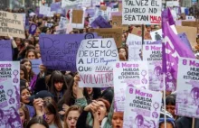 Feministki pobiły trzy dziewczynki za odmowę przypięcia wstążki