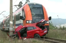 "Samochód nauki jazdy wjechał pod pociąg osobowy. Nie żyje kursantka