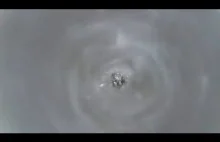 Kamera pod strumieniem wody z kranu