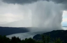 W austriackich Alpach chmura deszczowa spadła na ziemię