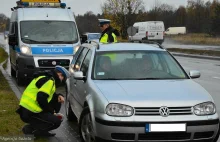 Uszkodził 4 samochody, wdrapał się na figurę Matki Boskiej, spadł, 5 go potrącił