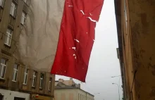Tak wygląda flaga narodowa wywieszona w centrum Łodzi.