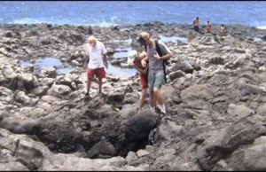 Turysta wessany przez gejzer na Hawajach.