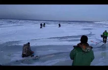 Wędkarze uciekają na stały ląd, przed falą, która łamie lód