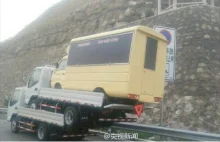 [ENG]Chiny: Mężczyzna ukarany za przewożenie dwóch pojazdów na jednym aucie.