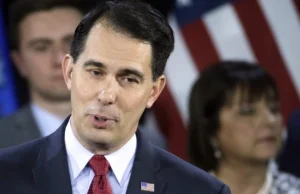 Gubernator Wisconsin Scott Walker obniżył podatki o $541 mln rok temu...