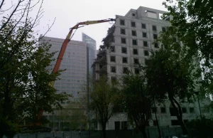 Zburzono hotel Mercure w samym centrum Warszawy ... wybudowany w 1993 roku.