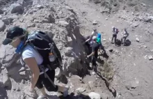 Turyści spacerujący w górach trafiają na skalną lawinę