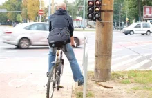 Nowy przejazd rowerowy: Zielone światło, a samochody jadą prosto na cyklistę...