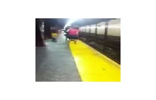 Guy gets electrocuted on 3rd rail in NYC 34th street train