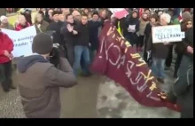 Niemiecka policja szarpie polskich kibiców i wyrywa im transparent