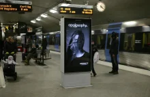 Reklama reagująca na przejeżdżające metro