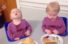 Małe dzieci śpią w czasie posiłku
