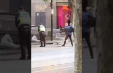 Z cyklu broń ratuje życie: policjanci w Melbourne ratują życie, strzelając...