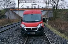 Pociągi jeżdżą tam 100 km/h! Bus utknął na torach w Szczecinie. Kierowca zbiegł
