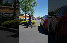 Afroamerykanin próbuje głową wybić szybę i włamać się do samochodu