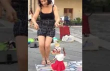 Tańcząca marionetka daje czadu na parkiecie