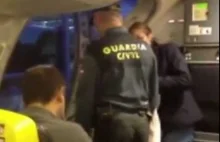 Ryanair wyrzuca z samolotu pasażerkę za nadliczbowy bagaż podręczny.