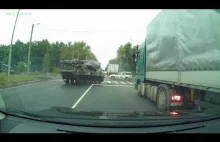 Rosyjski wóz pancerny wyjeżdża na ulicę.