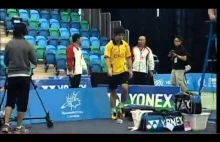 Krwawa walka pomiędzy dwoma graczami w badmintona