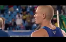 Amerykański zawodnik przerywa skok, gdy słyszy hymn