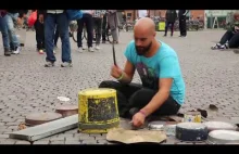 Niesamowity Dario Rossi gra techno na wiadrach, miskach i innych śmieciach